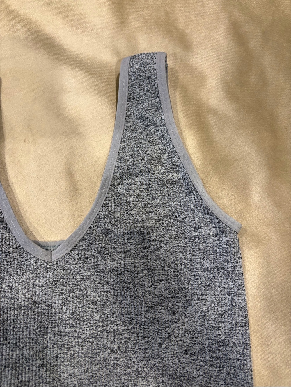Colsie Gray Ribbed V-Neck Cropped Tank - Picture 2 of 5